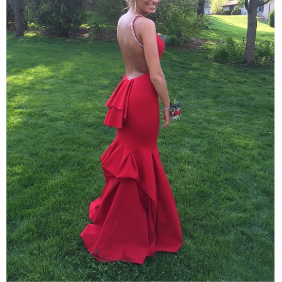 Red open back prom dress with pearl straps - www.sanvalentin.cl